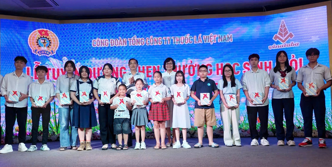 Lễ tuyên dương cho học sinh giỏi do Công đoàn Tổng công ty Thuốc lá Việt Nam tổ chức