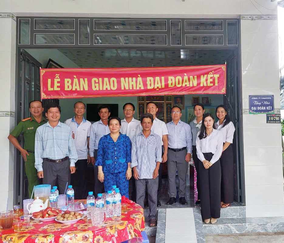 Công ty Vina Toyo phối hợp cùng Công ty TNHH MTV Thuốc lá Đồng Tháp bàn giao nhà Đại đoàn kết tại tỉnh Đồng Tháp ngày 24/10/2024